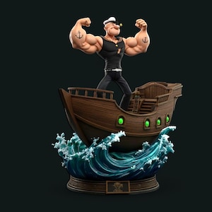 Puede incluir: Figura detallada de Popeye el Marino flexionando sus bíceps, de pie sobre un barco de madera. La figura está en una pose clásica, con tatuajes de ancla en los antebrazos. El barco está sobre una base con olas azules estilizadas.