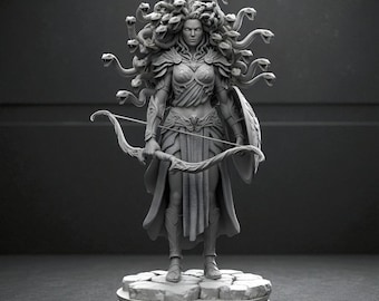 Peut inclure: Statue grise de Méduse, figure mythologique, tenant un arc et une flèche et un bouclier. La statue présente des détails complexes, notamment des serpents pour les cheveux et une armure. La figure se tient sur un socle en pierre.