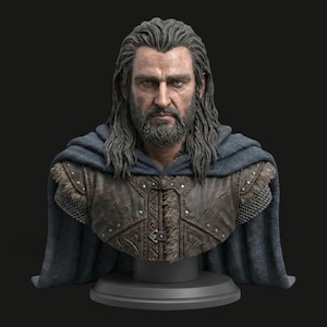 Pode incluir: Um busto detalhado de um homem com cabelo comprido e barba, vestindo um colete de couro castanho com tachas metálicas e acabamento em pelo sobre uma cota de malha, coberto por uma capa azul-escura sobre uma base circular preta.