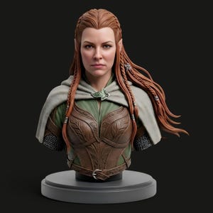Pode incluir: Um busto detalhado de um elfo com longos cabelos ruivos, orelhas pontudas e seções trançadas. A figura usa um corpete de textura de couro marrom com padrões de folhas, uma túnica verde, uma capa cinza claro com um broche de folha e cota de malha.