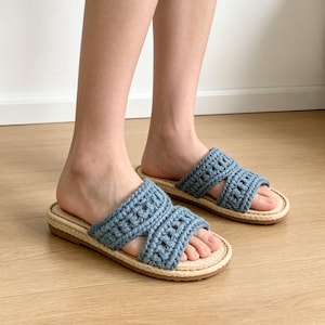 Haakpatroon voor slippers (PDF), opengewerkt ontwerp met dubbele bandjes voor voorgevormde zolen.