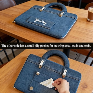 Puede incluir: Una funda para portátil de mezclilla azul con asa y un pequeño bolsillo frontal. La funda tiene cierre de cremallera y la palabra "Goodday" bordada en el bolsillo frontal. La funda está sobre una mesa de madera.