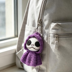 Mini-skelettvirkmönster för en amigurumi-nyckelring med huva och Halloween-väskeberlock