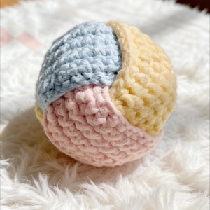 Op de afbeelding: Set van drie keramische mokken met een gespikkelde, matte afwerking. De mokken zijn in crème, lichtgrijs en donkergrijs. Elke mok heeft een eenvoudig, minimalistisch ontwerp.