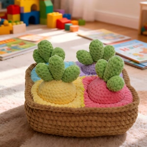 以下が含まれることがあります： 手作りのかぎ針編みのサボテンプランター。黄色、ピンク、青、紫の4つのセクションがあり、それぞれ異なる色です。プランターは茶色で、模様のあるラグの上に置かれています。緑色のサボテンのてっぺんが各セクションを飾っています。