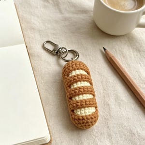 Virkat baguettemönster minibröd amigurumi matnyckelring presenthandledning i PDF-format