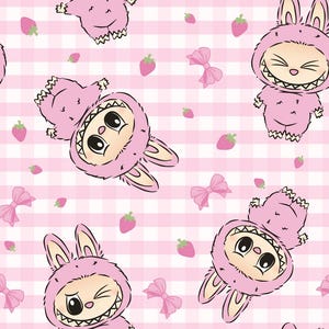 Puede incluir: Patrón repetitivo con personajes de dibujos animados con disfraces de conejito rosa con ojos grandes y sonrisas dentadas. Fresas y lazos rosas están dispersos sobre un fondo a cuadros rosa y blanco. El diseño tiene una estética lúdica y caprichosa.