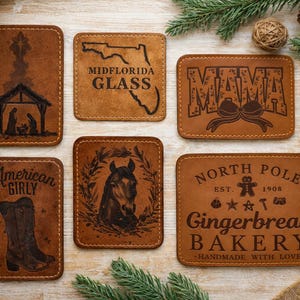 Peut inclure: Ensemble de dessous de verre en cuir marron avec des motifs gravés. Un dessous de verre représente une scène de la Nativité, un autre indique "MIDFLORIDA GLASS", et un troisième dit "MAMA". D'autres présentent un cheval, une botte de cow-boy et "Gingerbread Bakery".