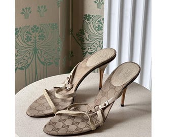 Gucci Monogram Beige Kitten Heels Sandals Strappy Mules Size 38,5 / 8,5 Vintage