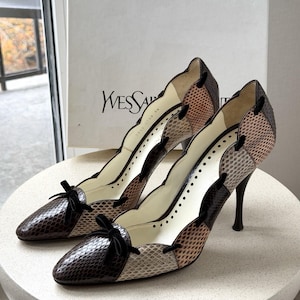 2000 Yves Saint Laurent By Tom Ford Tacones de piel con parche de serpiente y lazo en la punta 39