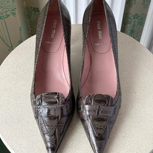Vintage Miu Miu Croc Embossed Leather Pointed Toe Heels Pumps Grey Size 39.5 image 4