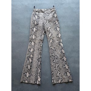 Gucci-Hose mit Pythonmuster aus der Frühjahr/Sommer-Kollektion 2000 von Tom Ford, getragen von Kendall Jenner, Größe: IT 38