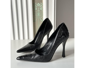 2002 Gucci by Tom Ford Embossed Reptile Leather Black Pointed Toe Pumps Heels Size 35 / 5 Vintage