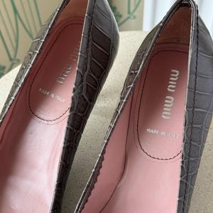 Vintage Miu Miu Croc Embossed Leather Pointed Toe Heels Pumps Grey Size 39.5 image 7