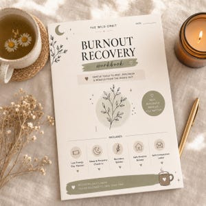 Könnte beinhalten: Ein cremefarbenes Burnout Recovery Arbeitsbuch von The Wild Orbit mit botanischen Illustrationen, einem salbeigrünen Akzentkreis und Textabschnitten wie Low Energy Day Planner, Sleep & Recovery Check-In, Boundary Builder und Self-Compassion Letter.