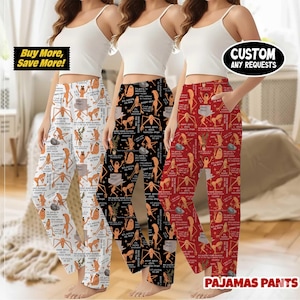 以下が含まれることがあります： 白、黒、赤の3色のパジャマパンツ。それぞれユニークなパターンです。白いパンツはテキスト付きの漫画デザイン、黒いパンツも同様のデザイン、赤いパンツも漫画デザインです。「Buy More, Save More!」と「Custom Any Requests」の文字が見えます。