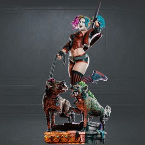 Puede incluir: Estatua detallada de un personaje femenino con cabello multicolor, vestida con un atuendo rojo y negro, sosteniendo una correa de cadena atada a dos criaturas parecidas a hienas. La estatua tiene una pose dinámica y está sobre un fondo gris.