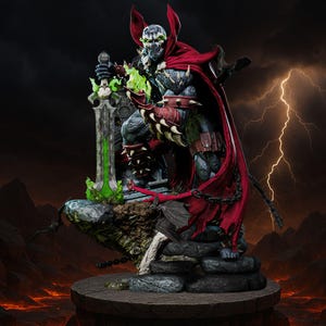 Puede incluir: Estatua detallada de Spawn, un personaje de cómic, sobre una base de piedra. La figura viste un traje negro y gris con una capa roja y guanteletes con púas. Sostiene una espada verde brillante, con un fondo dramático de relámpagos y fuego.