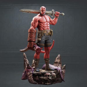 Puede incluir: Estatua de piel roja de una figura musculosa sosteniendo una gran espada. La figura tiene cuernos, una cola y un gran brazo de piedra. La estatua está sobre una base rocosa con calaveras y tentáculos.