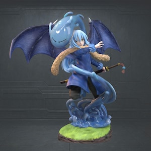 Op de afbeelding: Gedetailleerd beeldje van een personage met blauw haar, een blauwe outfit en een bruine sjaal. Het beeldje is dynamisch geposeerd, met een zwaard en vleugels. Een blauw slijmachtig wezen zweeft boven het personage. De basis is groen en bruin.
