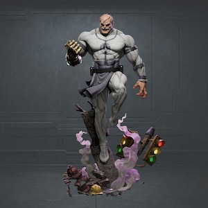 Może przedstawiać: Szczegółowa statua muskularnej postaci w białym i szarym stroju, dynamicznie pozującej. Postać stoi na pniu drzewa z sygnalizacją świetlną i fioletowymi efektami dymu. Statua ma złoty rękawicę.