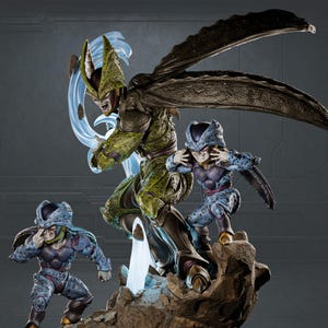 Op de afbeelding: Een gedetailleerde beeldjesset met personages uit de Dragon Ball Z-serie. De centrale figuur is een groot, groen, insectachtig personage met grote vleugels. Er zijn ook twee kleinere figuren in blauw pantser aanwezig, allemaal dynamisch geposeerd.