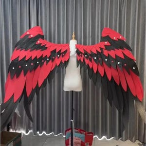 Puede incluir: Juego de tres tazas de cerámica con acabado mate moteado. Las tazas son de color crema, gris claro y gris oscuro. Cada taza tiene un diseño simple y minimalista, ideal para café o té.