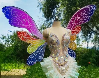 Tęczowe skrzydła wróżki, eleganckie skrzydła motyla, skrzydła elfa fantasy, kolorowe skrzydła kostiumu festiwalowego, wyraziste zdjęcie