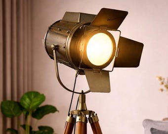 Lámpara de pie industrial vintage con foco, latón antiguo, trípode de madera, luz de estudio.