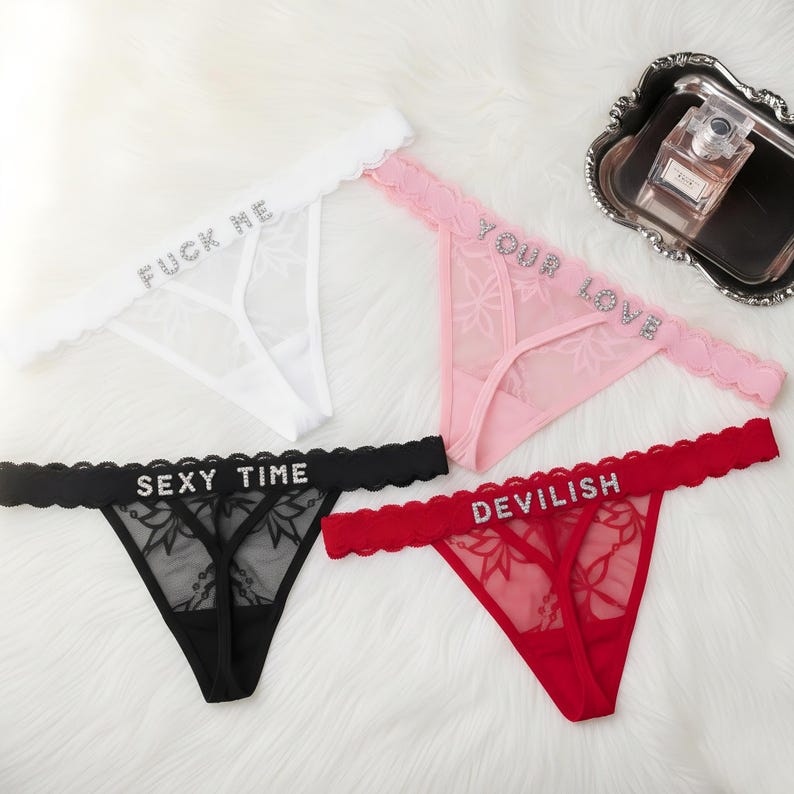 Puede incluir: Cuatro tangas en blanco, rosa, negro y rojo. Cada tanga tiene un ribete de encaje decorativo y texto con pedrer&iacute;a: "FUCK ME", "YOUR LOVE", "SEXY TIME" y "DEVILISH".