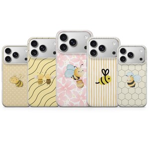 Puede incluir: Una colección de cinco fundas para teléfono con diseños de abejas. Las fundas presentan varios patrones, incluyendo lunares, líneas onduladas, florales, rayas y panales, cada uno mostrando una ilustración de abeja de dibujos animados diferente. Las fundas son en tonos de amarillo, rosa y blanco.