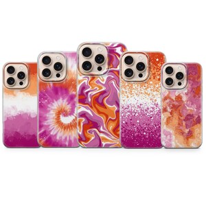 Könnte beinhalten: Fünf Handyhüllen mit farbenfrohen Designs. Die Hüllen zeigen verschiedene Muster, darunter Batik, Aquarell und abstrakte Wirbel, in Rosa, Orange und Weiß. Jede Hülle hat einen transparenten Rand.