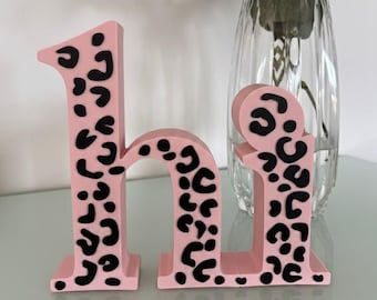 Inscription « hi » imprimée en 3D avec motif léopard – Décoration moderne à motif léopard pour couloir et étagères – Différentes couleurs (olive, rose, noir, ...)