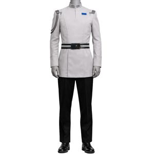 Könnte beinhalten: Eine hellgraue Uniform mit hohem Kragen, Schulterakzenten und einem schwarzen Gürtel. Die Uniform umfasst eine schwarze Hose und schwarze Schuhe. Ein kleines blaues Rechteck befindet sich auf der linken Brustseite. Die Uniform hat ein militärisches oder formelles Aussehen.