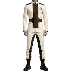 Op de afbeelding: Een crèmekleurig uniform met donker olijfgroene accenten. De jas heeft een hoge kraag, een middenpaneel en een riem. De broek heeft donker olijfgroene zijpanelen. Zwarte combat boots maken de outfit compleet. Een klein embleem staat op de jas.