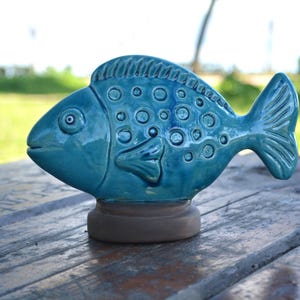 Keramisch blauw visbeeldje handgemaakt – kusthuisdecoratie - 7,87 x 5,5 x 3,15 inch