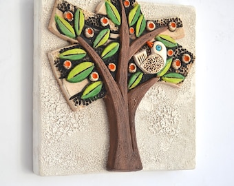 Handgjord 3D-väggdekoration med texturerad keramikmotiv, vit fågel på träd – 23×23 cm