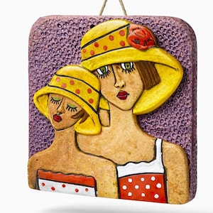 Due donne con cappelli – Rilievo murale in ceramica fatto a mano raffigurante madre e figlia
