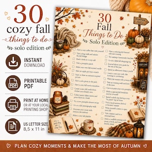 Może przedstawiać: Lista kontrolna do druku zatytułowana 30 Fall Things to Do Solo Edition, zawierająca listę jesiennych aktywności z polami wyboru. Projekt zawiera ilustracje dyń, jesiennych liści, książek, kubka z kawą oraz latarni na kremowym tle.