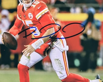 Fotografía de 8x10 pulgadas firmada por Patrick Mahomes de Kansas City con certificado de autenticidad.