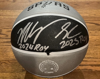 Carta de autenticación del logotipo de baloncesto firmada por Victor Wembanyama y Stephon Castle de San Antonio