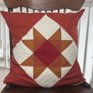 Funda de almohada Vintage Cutter Quilt de 18x18 pulgadas / Patchwork de estrellas en punta / Parte trasera floral de los años 70 / Almohada decorativa estilo granja color crema dorado óxido