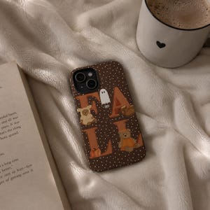 Jesienne etui na iPhone'a | Etui na telefon z motywem Halloween | Urocze, jesienne etui na telefon | Przytulne etui na iPhone'a z motywem dyni | Miś-duch