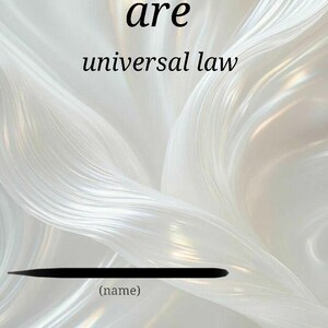 Op de afbeelding: Een digitaal beeld met een vloeiende, parelmoerwitte achtergrond. De tekst "My words are universal law" staat in het zwart, met ruimte voor een naam onderaan. Onder de tekst staat een zwarte horizontale lijn.