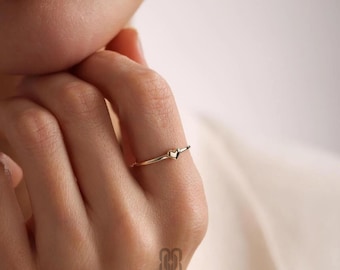 Anillo de corazón de oro de 14 quilates, delicado anillo de corazón, anillo minimalista de oro, anillo fino apilable, joyería fina para uso diario, regalo para ella