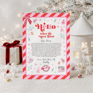 Puede incluir: Una carta navideña rectangular con un borde a rayas rojas y rosas. El texto dice Hello Nice To Meet You! Dear Olivia, seguido de un mensaje del elfo Buddy. El diseño incluye pequeñas ilustraciones de regalos, bastones de caramelo y un trineo.