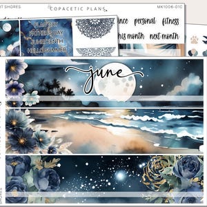 Pode incluir: Um kit de adesivos para planejador intitulado "Monthly Kit" com o tema "June Moonlit Shores". O kit apresenta ilustrações em aquarela de uma cena de praia com lua cheia, flores e vários elementos decorativos. Inclui adesivos de data e etiquetas funcionais.