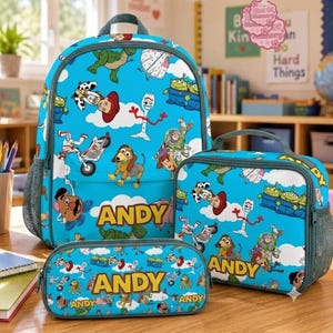 Puede incluir: Un conjunto de mochila, bolsa de almuerzo y estuche de color azul brillante con un patrón repetitivo de personajes de Toy Story como Woody, Buzz Lightyear y Rex, con el nombre ANDY impreso en letras amarillas sobre un fondo de nubes.