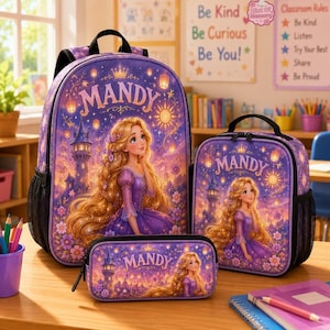 Könnte beinhalten: Ein lila Rucksack, eine Lunchtasche und ein Federmäppchen mit einer blonden Figur im lila Kleid, einem Turm, schwebenden Laternen und dem Namen Mandy in Gold. Die Artikel haben schwarze Reißverschlüsse und seitliche Netztaschen.