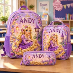 Könnte beinhalten: Ein Set aus lila Rucksack, Lunchtasche und Federmäppchen mit einer blonden Figur mit langem Haar, einem hohen Turm und schwebenden Laternen. Jeder Artikel ist mit dem Namen ANDY in lila Schrift vor einem floralen Hintergrund personalisiert.
